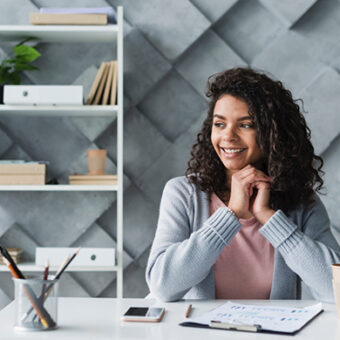 mulher_pensando Empreendedorismo pessoal: navegando pelas oportunidades do Ano Novo