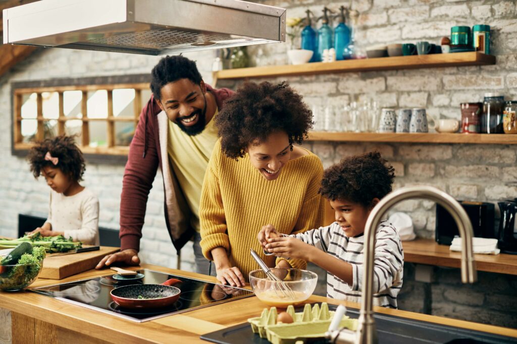 familia-afro-americana-feliz-desfrutando-enquanto-prepara-a-refeicao-juntos-na-cozinha-1024x683 Como desenvolver uma relação saudável com a comida